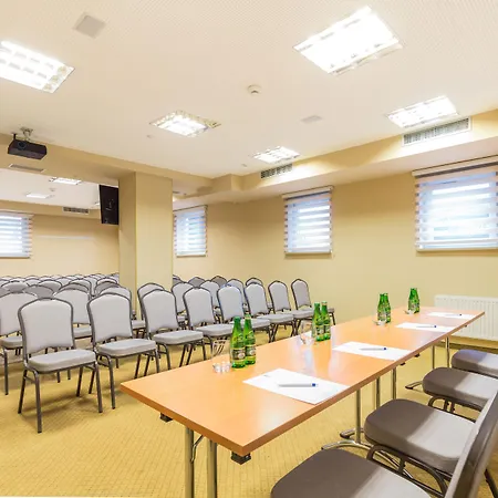 Otel Poleczki Airport 3*