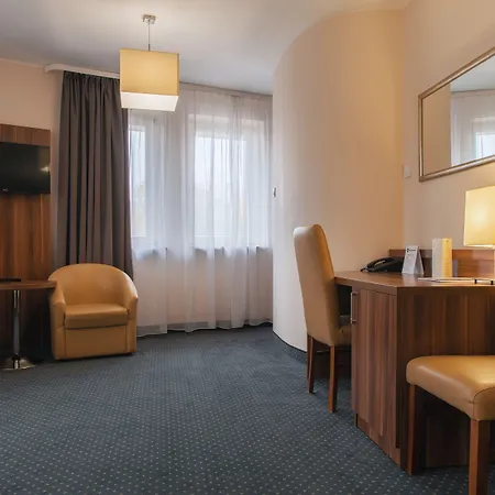 Otel Poleczki Airport 3*