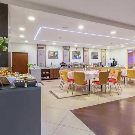 מלון Poleczki Airport 3*