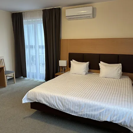 Poleczki Airport מלון 3*