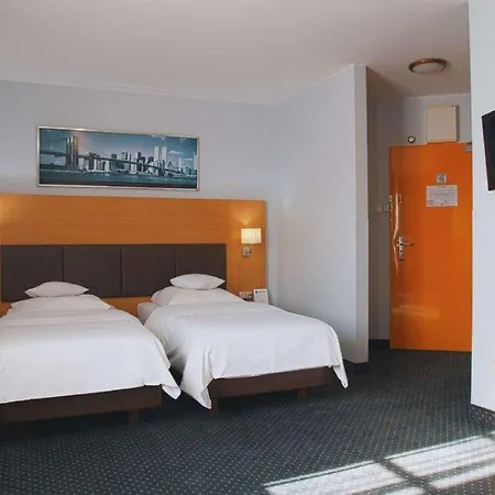 Hotel Poleczki Airport